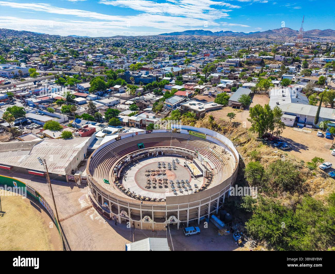 Vue aérienne des arènes où se sont déroulés des corridas et des événements de rodéo dans la ville frontalière de Nogales, Sonora, Mexique, à la frontière de Nogales, Arizona, États-Unis... (Photos de Luis Gutierrez/ Norte photo) Vista aerea de paza de toros donde se derarrollaban corrida de toros y jaripeo en la ciudad froenteriza de Nogales Sonora Mexico freontera con Nogales Arizona Estados Unidos ...(Fotos por Luis Gutierrez/ Norte photo) Banque D'Images