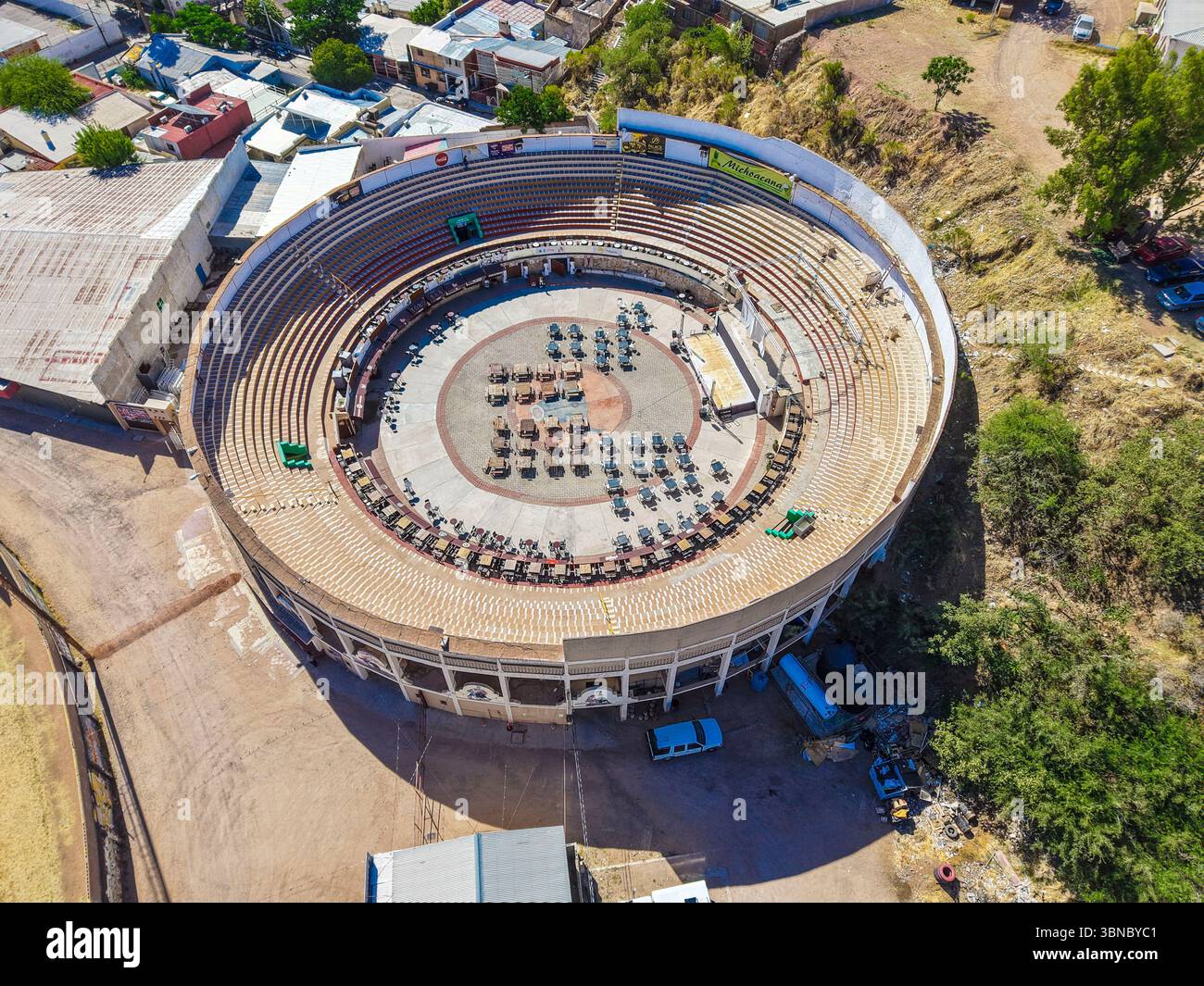 Vue aérienne des arènes où se sont déroulés des corridas et des événements de rodéo dans la ville frontalière de Nogales, Sonora, Mexique, à la frontière de Nogales, Arizona, États-Unis... (Photos de Luis Gutierrez/ Norte photo) Vista aerea de paza de toros donde se derarrollaban corrida de toros y jaripeo en la ciudad froenteriza de Nogales Sonora Mexico freontera con Nogales Arizona Estados Unidos ...(Fotos por Luis Gutierrez/ Norte photo) Banque D'Images