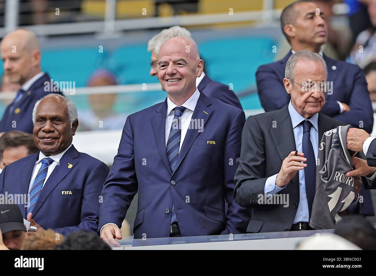 Miami, États-Unis. 29 juin 2025. Gianni Infantino, président de la FIFA et Florentino Perez, président du Real Madrid, lors du match entre le Real Madrid C.F. et la Juventus FC, pour la manche des 16 ans de la Coupe du monde des clubs de la FIFA 2025, au Hard Rock Stadium de Miami, États-Unis, le 30 juin 2025. Photo : Heuler Andrey/DiaEsportivo/Alamy Live News crédit : DiaEsportivo/Alamy Live News Banque D'Images