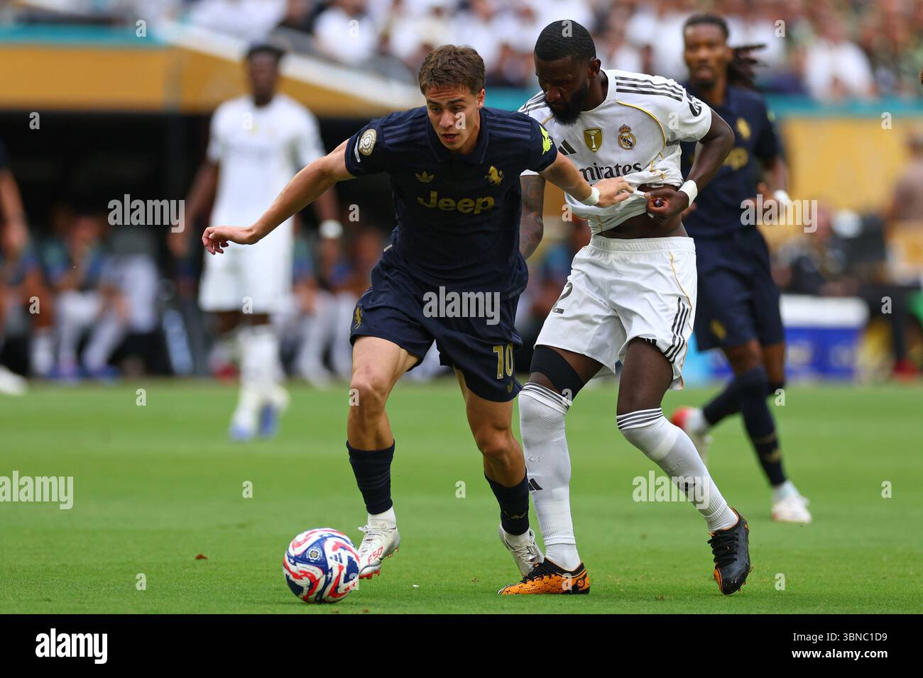 Miami, États-Unis. 01 juillet 2025. Antonio Rudiger (R) du Real Madrid en action avec Kenan Yildiz de la Juventus lors du match de la Coupe du monde des clubs 2025 au Hard Rock Stadium de Miami, États-Unis, le 1er juillet 2025. Photo de Chris Brunskill/UPI crédit : UPI/Alamy Live News Banque D'Images