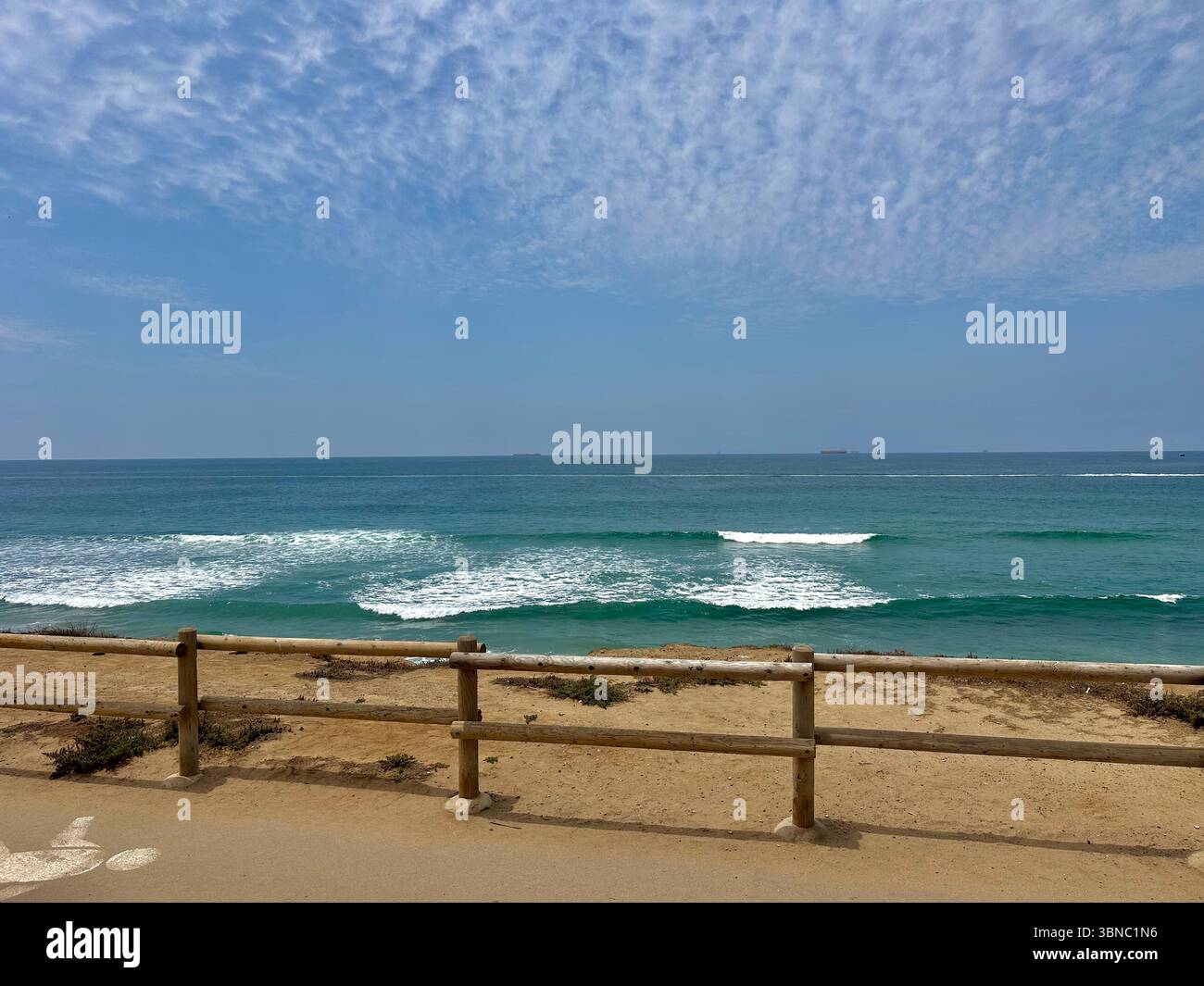 Vue large d'une plage ensoleillée sur une belle journée d'été en juin à Huntington Beach, SoCal, Californie du Sud, États-Unis Banque D'Images
