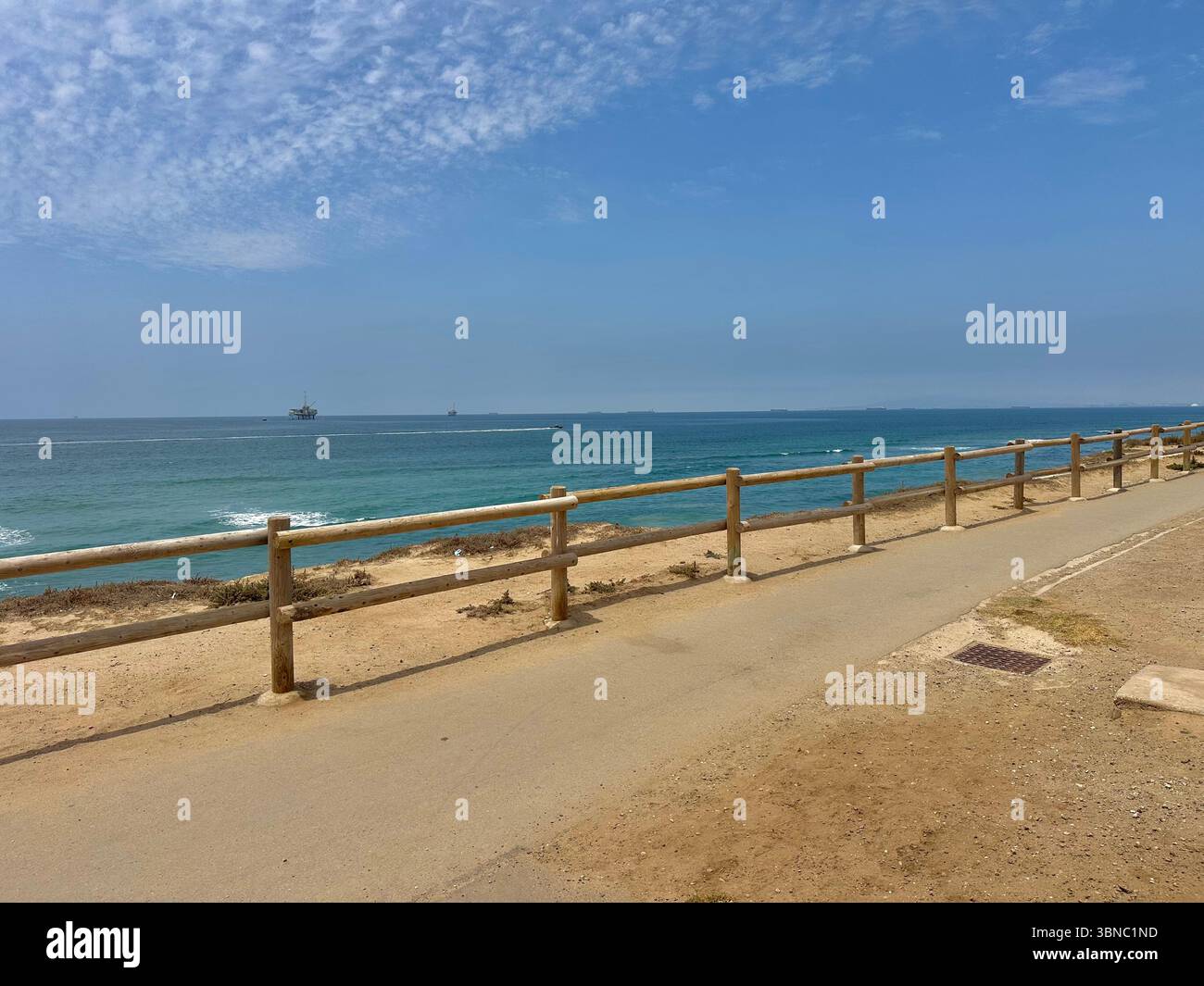 Vue large d'une plage ensoleillée sur une belle journée d'été en juin à Huntington Beach, SoCal, Californie du Sud, États-Unis Banque D'Images