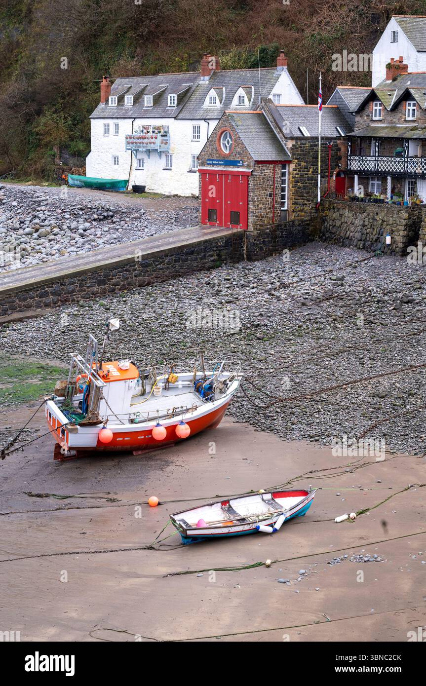 Marée basse et bateaux à l'ancre sur le rivage de la mer au célèbre village portuaire de Clovelly sur le canal de Bristol près de Bideford dans le Devon Banque D'Images