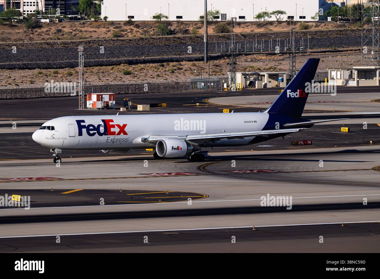 Sky Harbor Airport 6-28-2025 Phoenix AZ États-Unis FedEx Express Boeing 767-300F N280FE départ de Phoenix Sky Harbor Intl. Aéroport. Banque D'Images