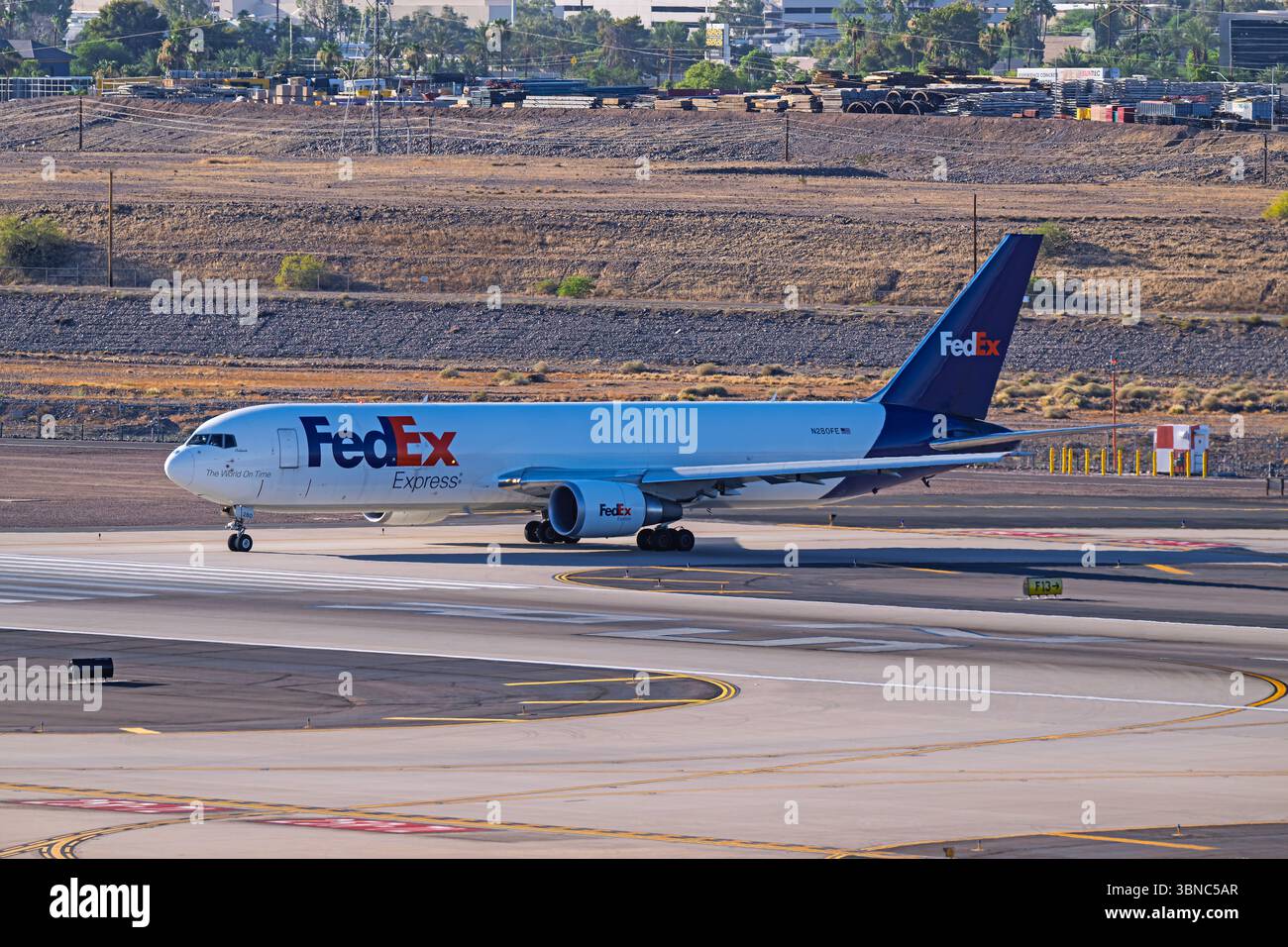 Sky Harbor Airport 6-28-2025 Phoenix AZ États-Unis FedEx Express Boeing 767-300F N280FE départ de Phoenix Sky Harbor Intl. Aéroport. Banque D'Images