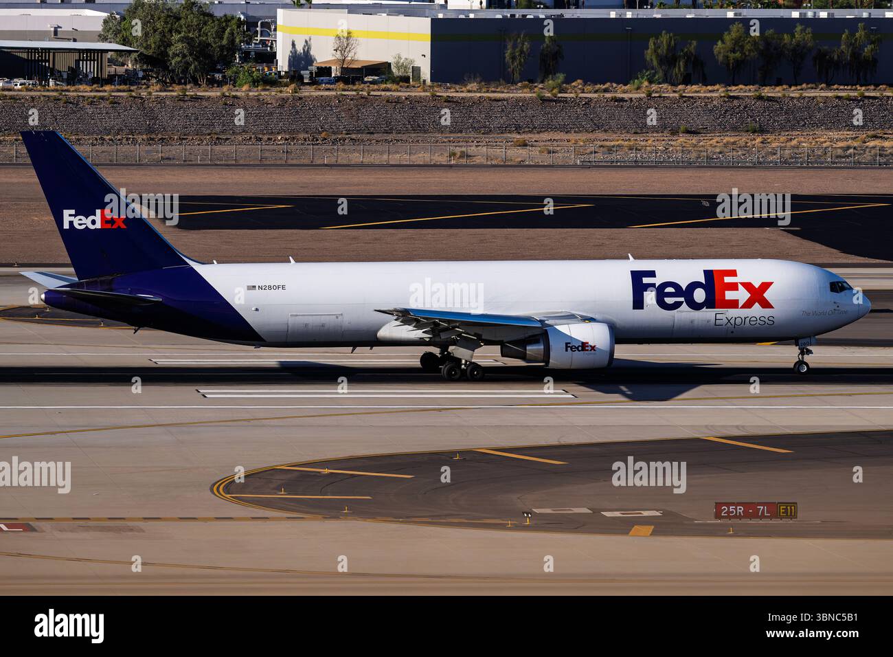 Sky Harbor Airport 6-28-2025 Phoenix AZ États-Unis FedEx Express Boeing 767-300F N280FE départ de Phoenix Sky Harbor Intl. Aéroport. Banque D'Images