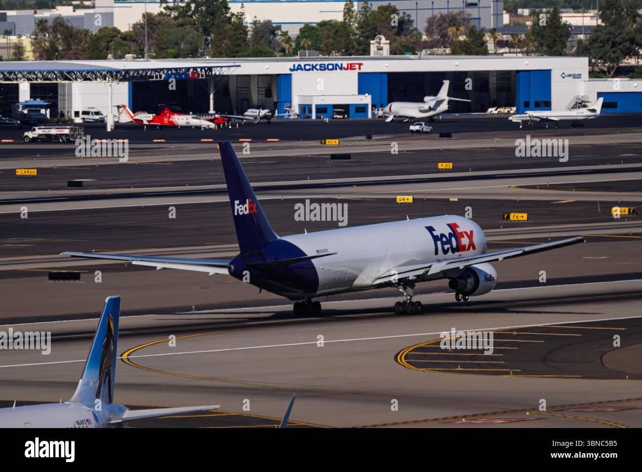 Sky Harbor Airport 6-28-2025 Phoenix AZ États-Unis FedEx Express Boeing 767-300F N280FE départ de Phoenix Sky Harbor Intl. Aéroport. Banque D'Images