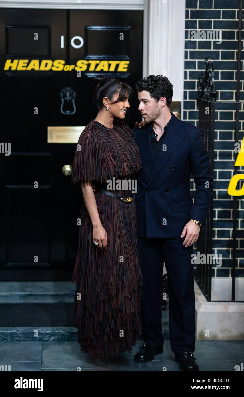 LONDRES, ANGLETERRE - 1er JUILLET : Priyanka Chopra et Nick Jonas assistent à la projection spéciale britannique pour les chefs d'État au BFI Southbank le 1er juillet 2025 à Londres, en Angleterre. (Photo de Lounis Tiar) crédit : lounisPhotography/Alamy Live News Banque D'Images