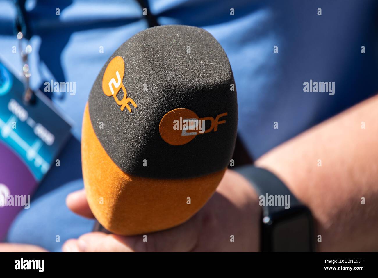 Copenhague, Danemark. 01 juillet 2025. Le microphone de Zweites Deutsches Fernsehen (ZDF) EST vu à Amager Strandpark lors de la célébration du 25e anniversaire du pont Øresund. Le pont Öresund, qui relie Copenhague, capitale danoise, à Malmö, dans le sud de la Suède, a été inauguré aujourd’hui pour son 25e anniversaire. Crédit : SOPA images Limited/Alamy Live News Banque D'Images