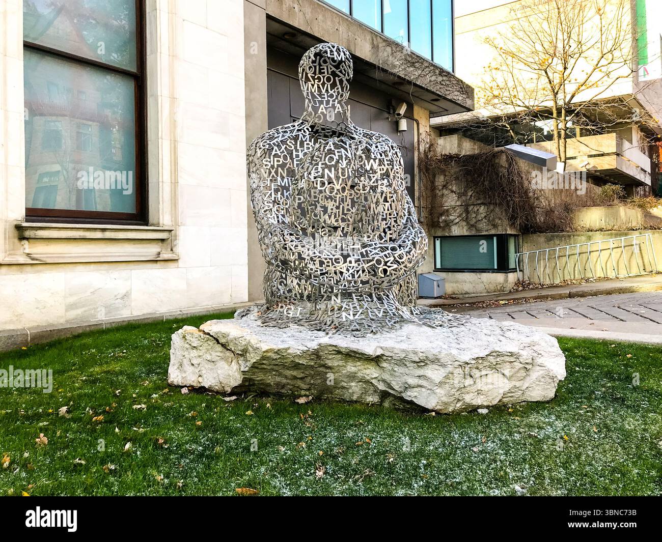 Montréal, Québec, Canada - 8 novembre 2019 : sculpture de Jaume Plensa à l'extérieur au Musée d'art contemporain de Montréal Banque D'Images