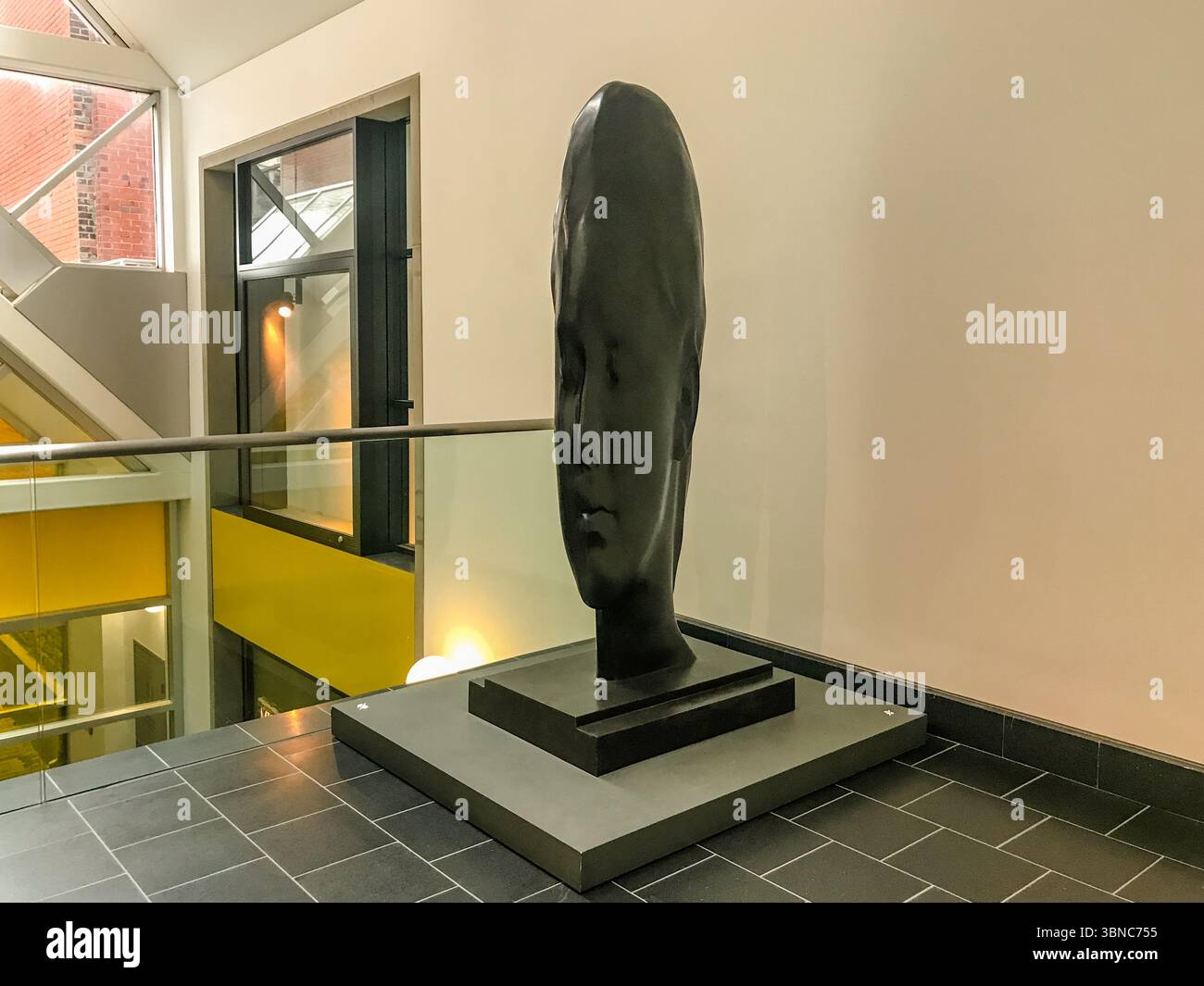 Montréal, Québec, Canada - 8 novembre 2019 : sculpture de Jaume Plensa au Musée d'art contemporain de Montréal Banque D'Images