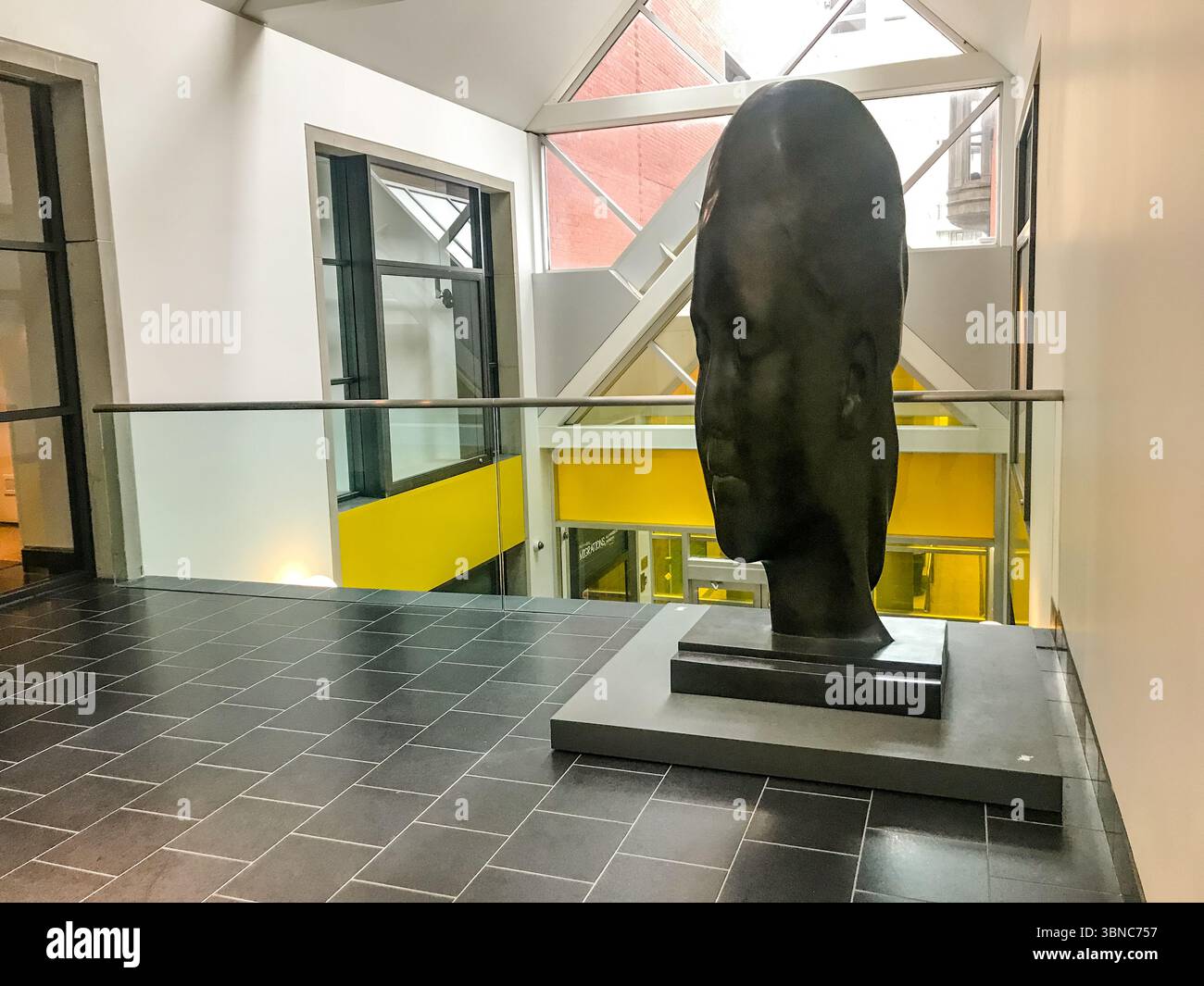Montréal, Québec, Canada - 8 novembre 2019 : sculpture de Jaume Plensa au Musée d'art contemporain de Montréal Banque D'Images