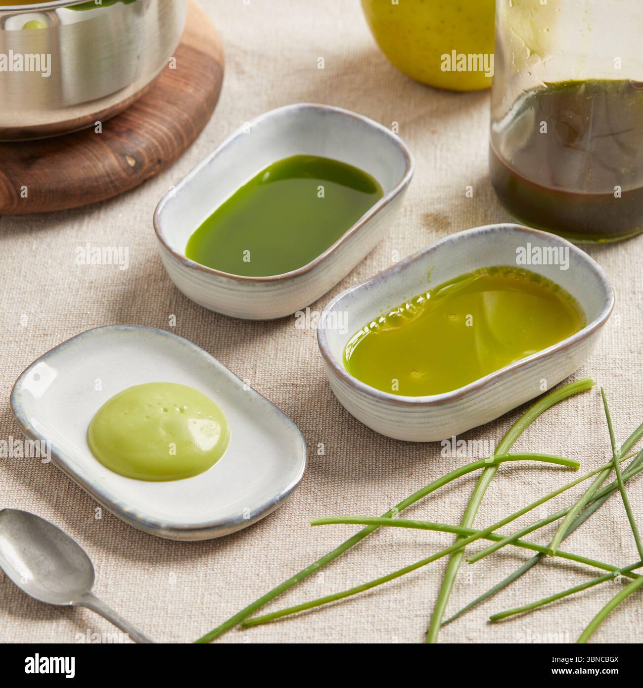 Simple huile végétalienne faite avec des herbes fraîches et de l'huile à base de plantes - un aliment de base pour assaisonner, tremper ou ajouter de la saveur aux salades et aux plats. Banque D'Images