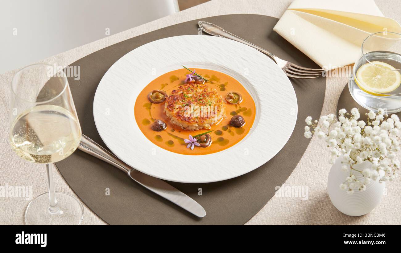 Risotto végétalien crémeux aux champignons et à la sauce orange – servi chaud comme plat principal festif à base de plantes pour les menus de vacances ou les occasions spéciales Banque D'Images