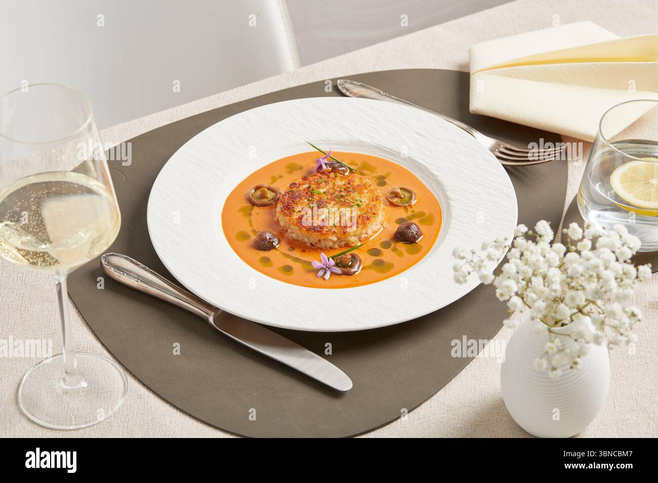 Risotto végétalien crémeux aux champignons et à la sauce orange – servi chaud comme plat principal festif à base de plantes pour les menus de vacances ou les occasions spéciales Banque D'Images