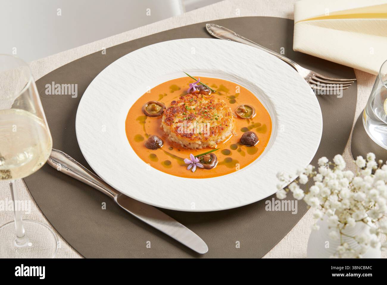 Risotto végétalien crémeux aux champignons et à la sauce orange – servi chaud comme plat principal festif à base de plantes pour les menus de vacances ou les occasions spéciales Banque D'Images