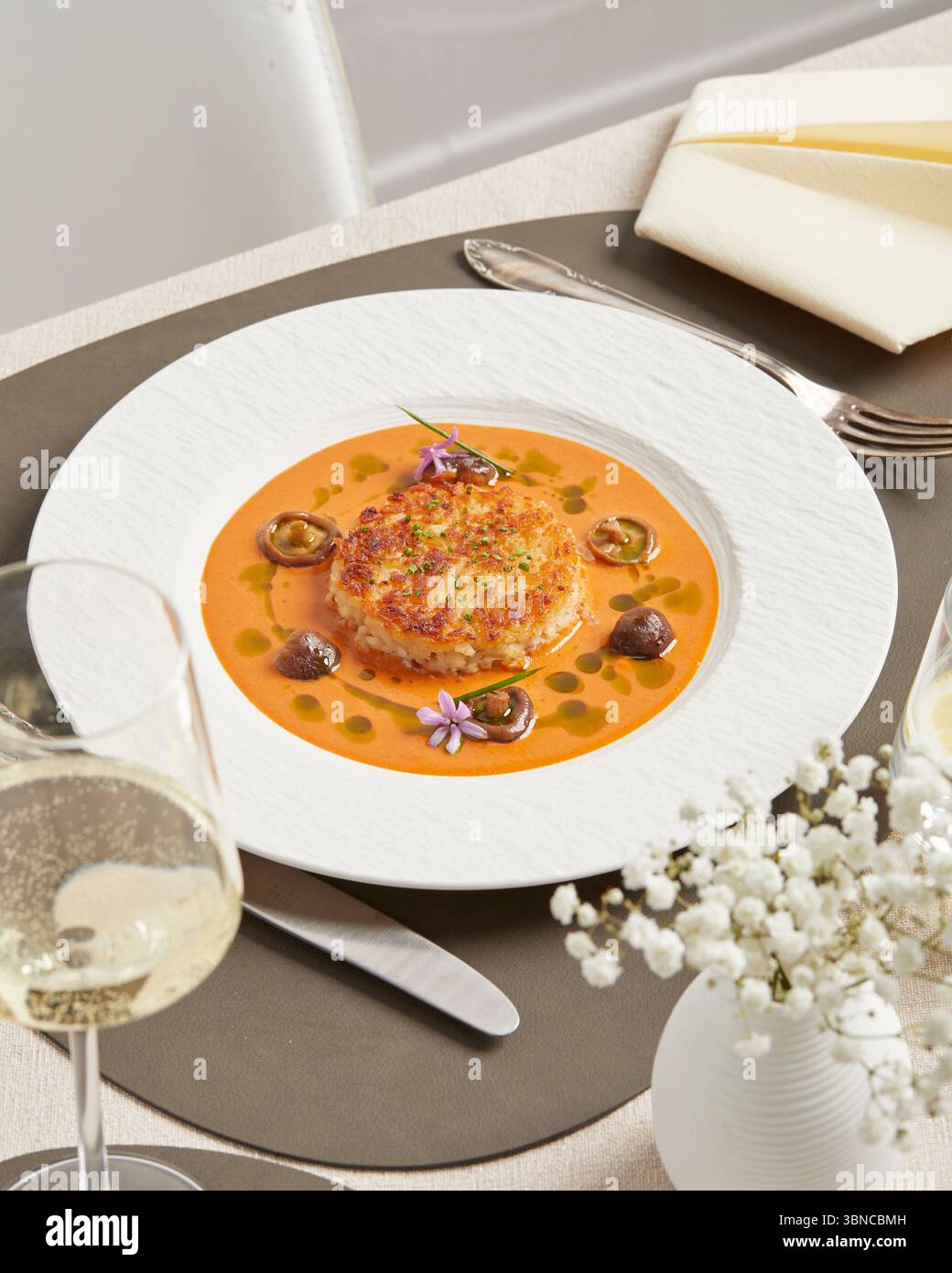 Risotto végétalien crémeux aux champignons et à la sauce orange – servi chaud comme plat principal festif à base de plantes pour les menus de vacances ou les occasions spéciales Banque D'Images