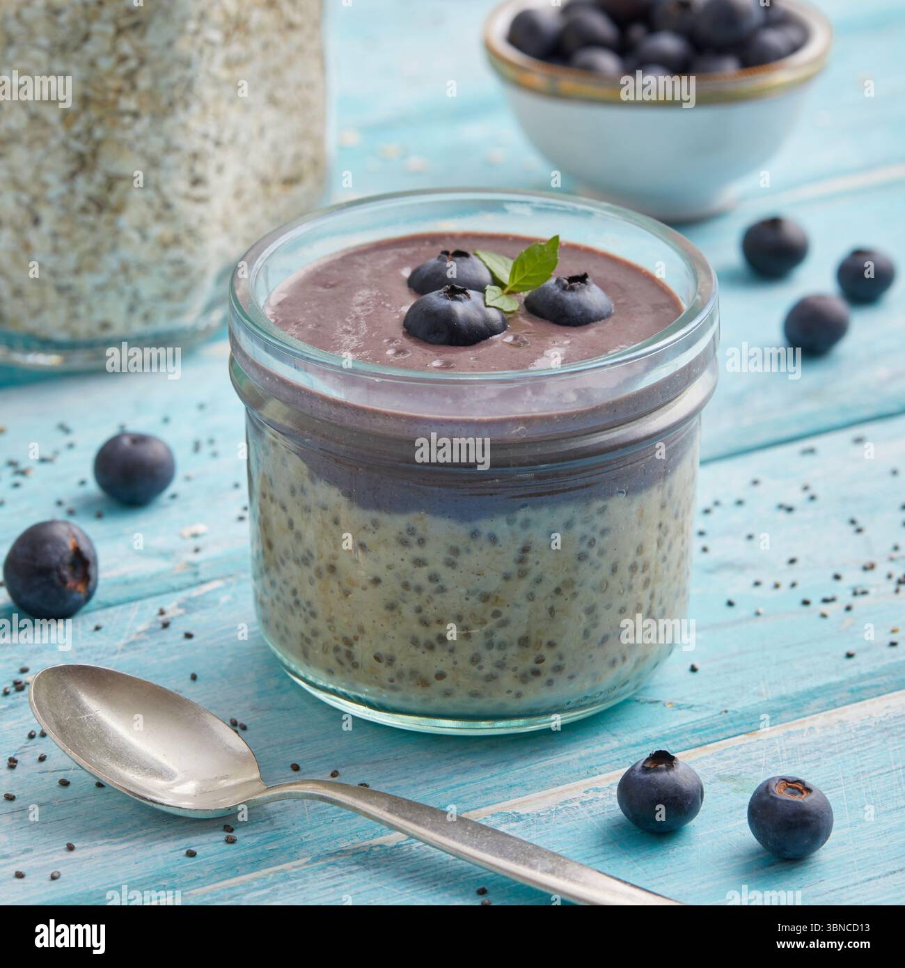 Avoine mélangée à de l'açaï et garnie de bleuets frais - un petit déjeuner fruité à base de plantes inspiré des superaliments brésiliens. Banque D'Images