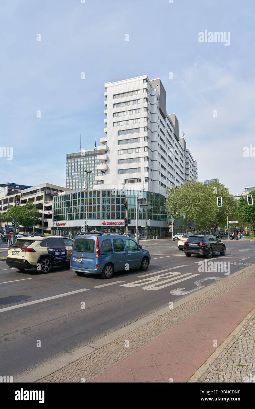 Scène de rue à l'intersection de Nurnberger Strasse et Budapester Strasse à Berlin pendant les heures de pointe Banque D'Images