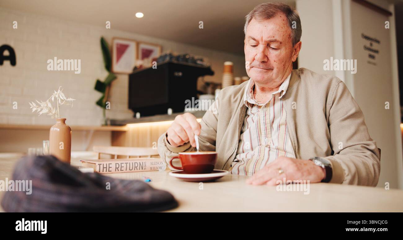 Homme senior, détendez-vous et café au café pour le matin calme, petit déjeuner expresso et pause retraite. Pensant, personne âgée et boisson remuée pour solitaire Banque D'Images