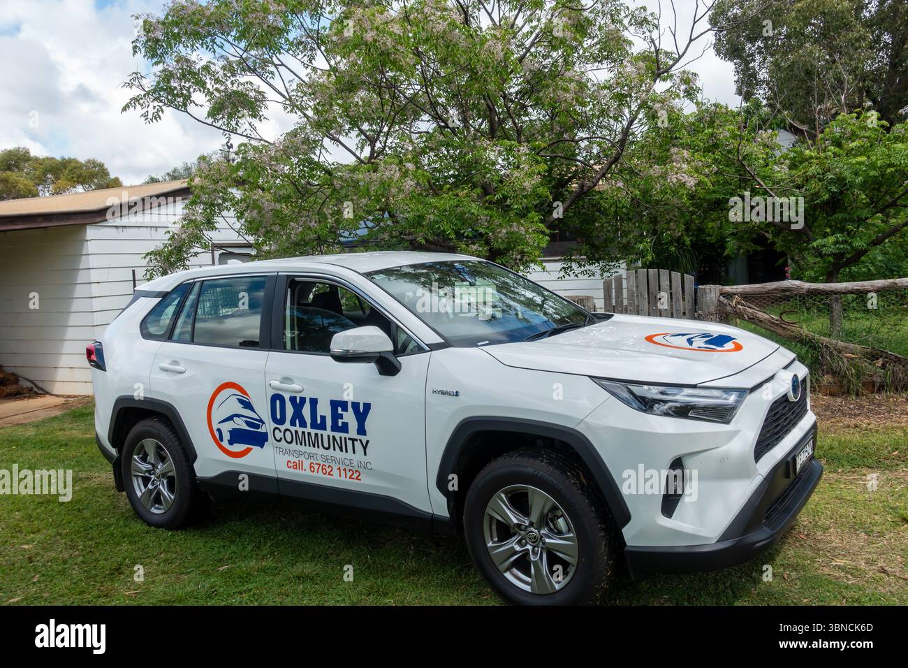 Oxley Community transport Service véhicule desservant Tamworth et le district de la Nouvelle-Galles du Sud en Australie. Toyota Rav 4 hybride. Banque D'Images
