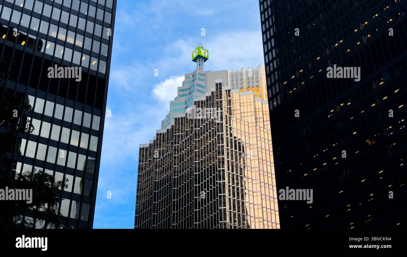 Le logo TD Canada Trust est visible au sommet de la tour TD Canada Trust au centre-ville de Toronto. Banque D'Images