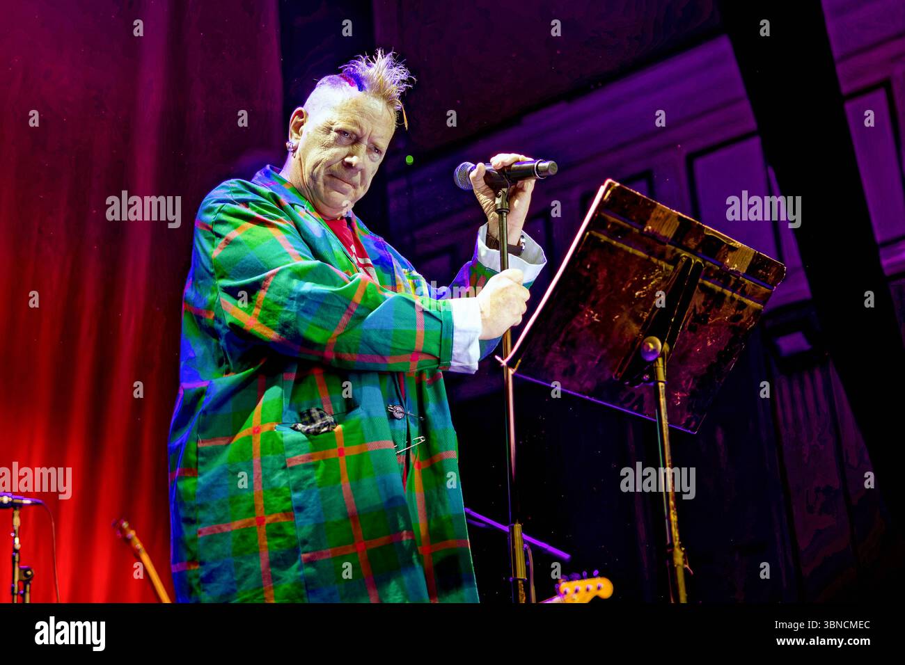 Warrington, Royaume-Uni. 01 juillet 2025. John Lydon (anciennement Johnny Rotten) de public image Ltd (PIL) se produit sur scène lors de leur tournée This Is Not the Last Tour au Parr Hall. (Photo par Andy von Pip/SOPA images/SIPA USA) crédit : SIPA USA/Alamy Live News Banque D'Images