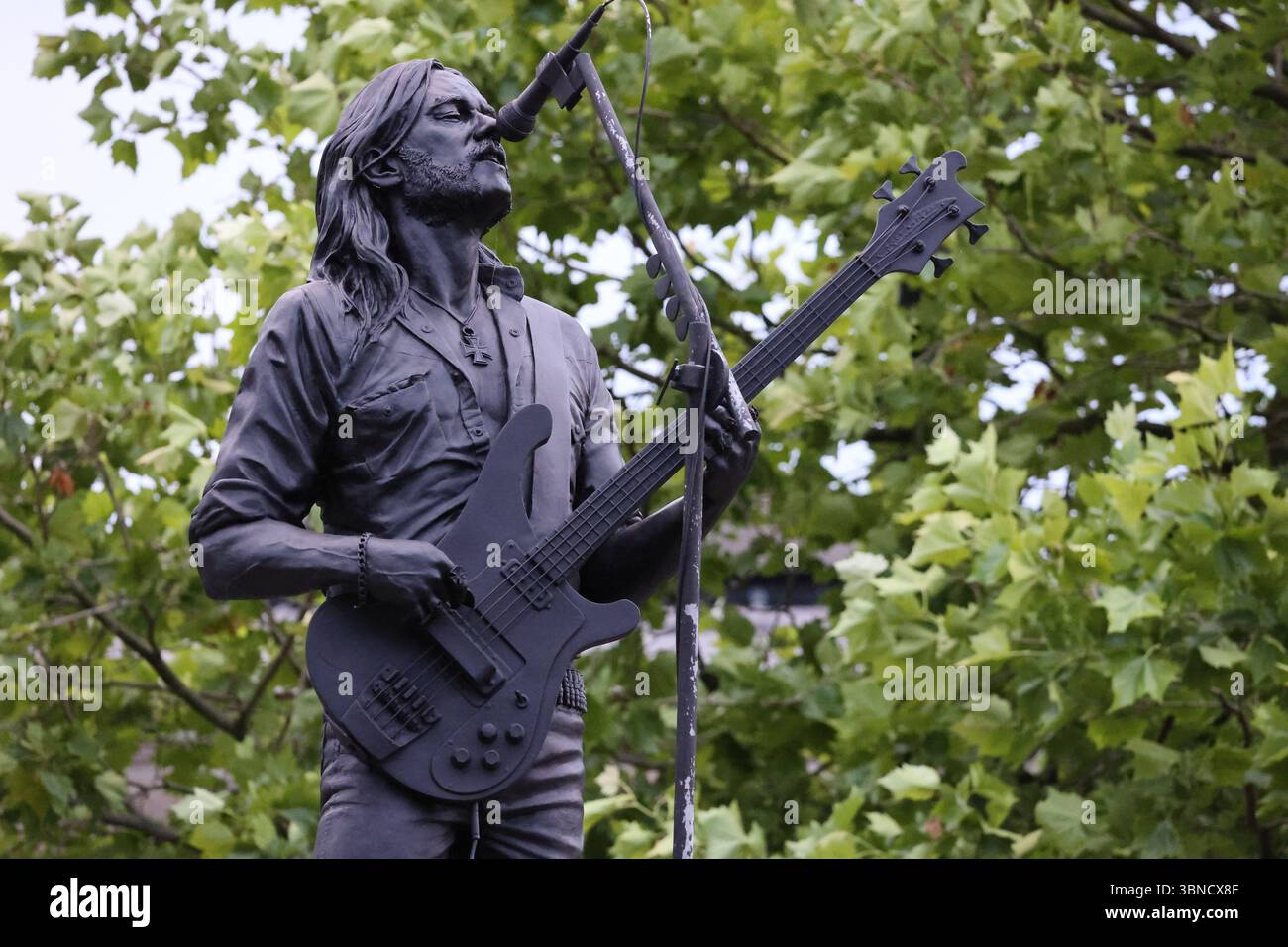 Statue de Lemmy, un monument nouvellement dévoilé à Lemmy de Motorhead par le sculpteur Andy Edwards à Burslem Banque D'Images