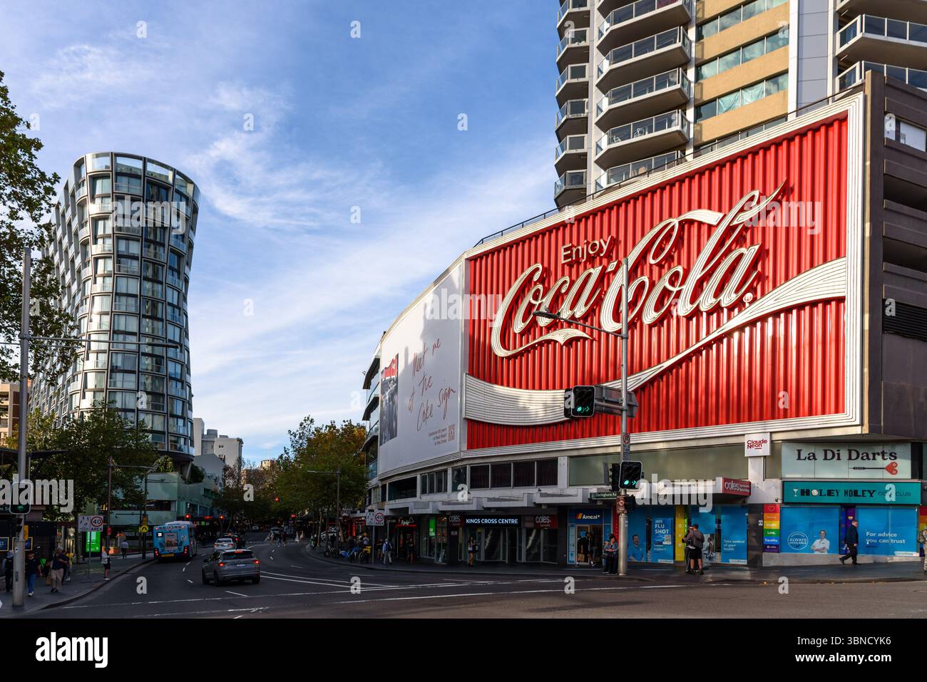 Le panneau d'affichage Coca Cola dans le quartier de Kings Cross à Sydney Banque D'Images