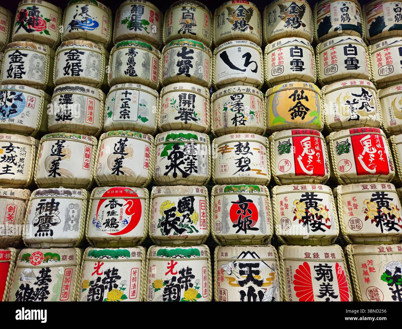 Exposition de tonneaux de saké au sanctuaire Meiji Jingu, Tokyo Banque D'Images