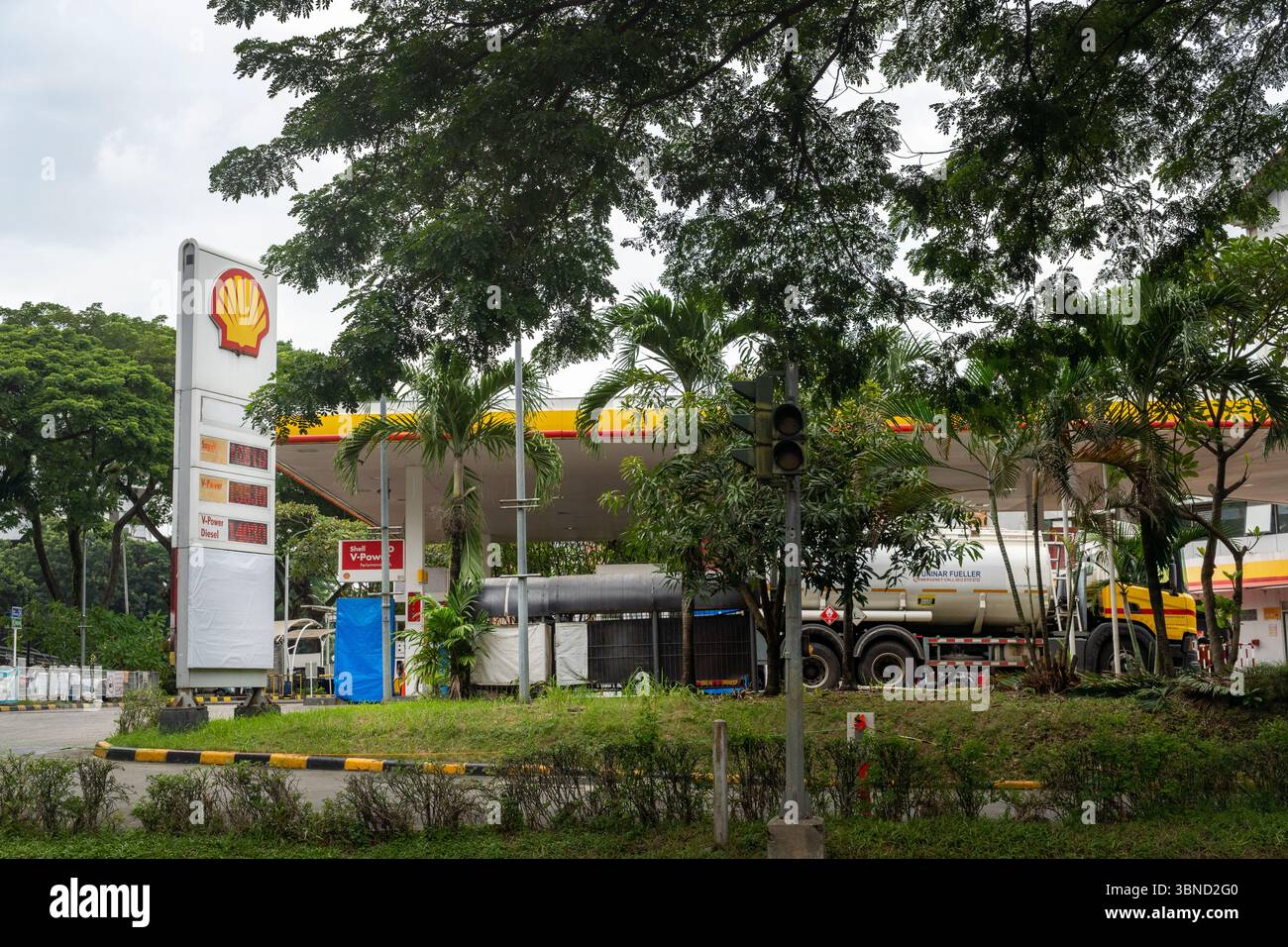 Jakarta, Indonésie - 30 janvier 2025 : station-service Shell à Bintaro Jaya avec un gros camion-citerne garé devant elle. La station est vide et le ciel Banque D'Images