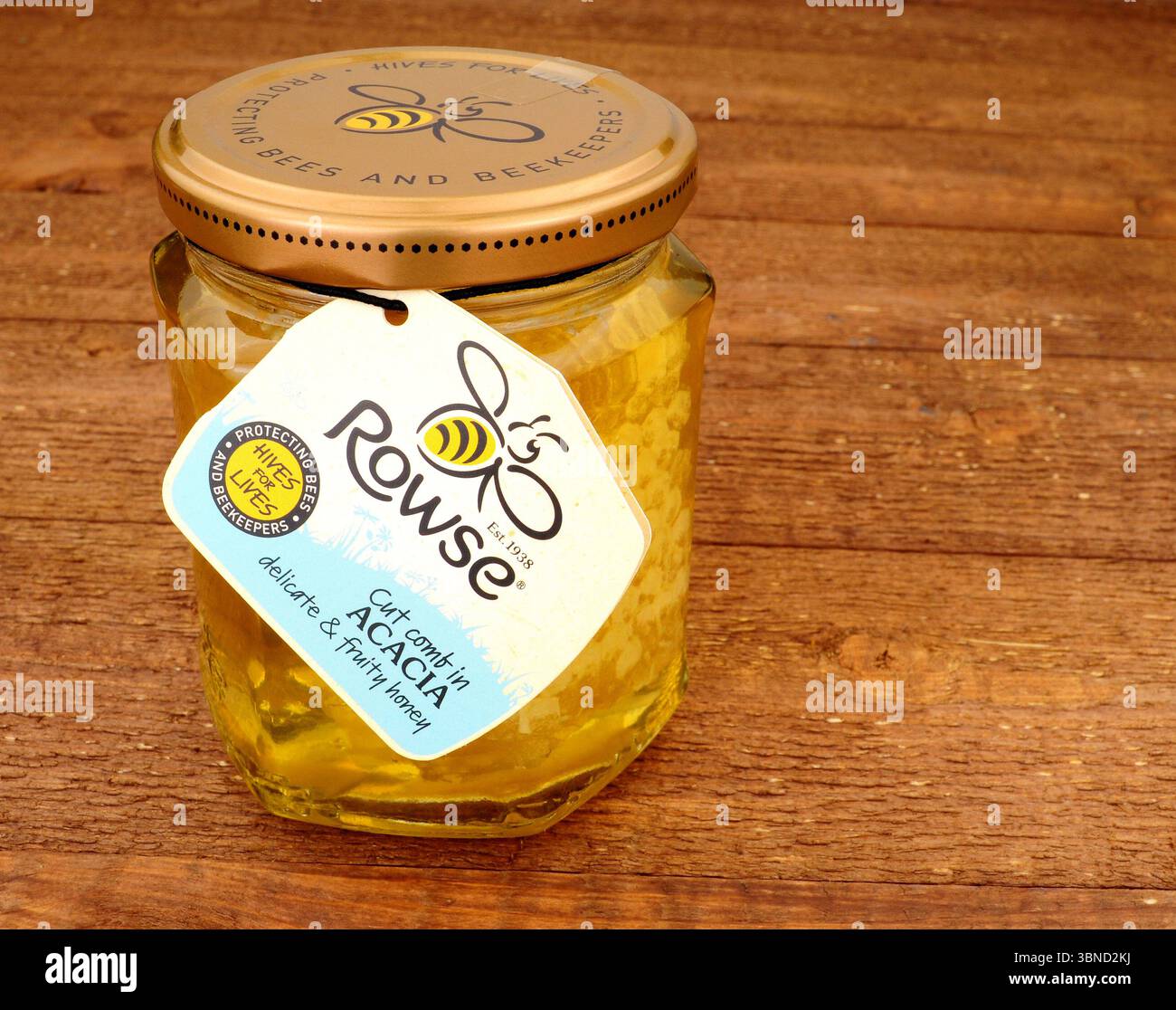 Rowse coupé nid d'abeilles dans du miel d'acacia dans un pot en verre de 340g. Banque D'Images