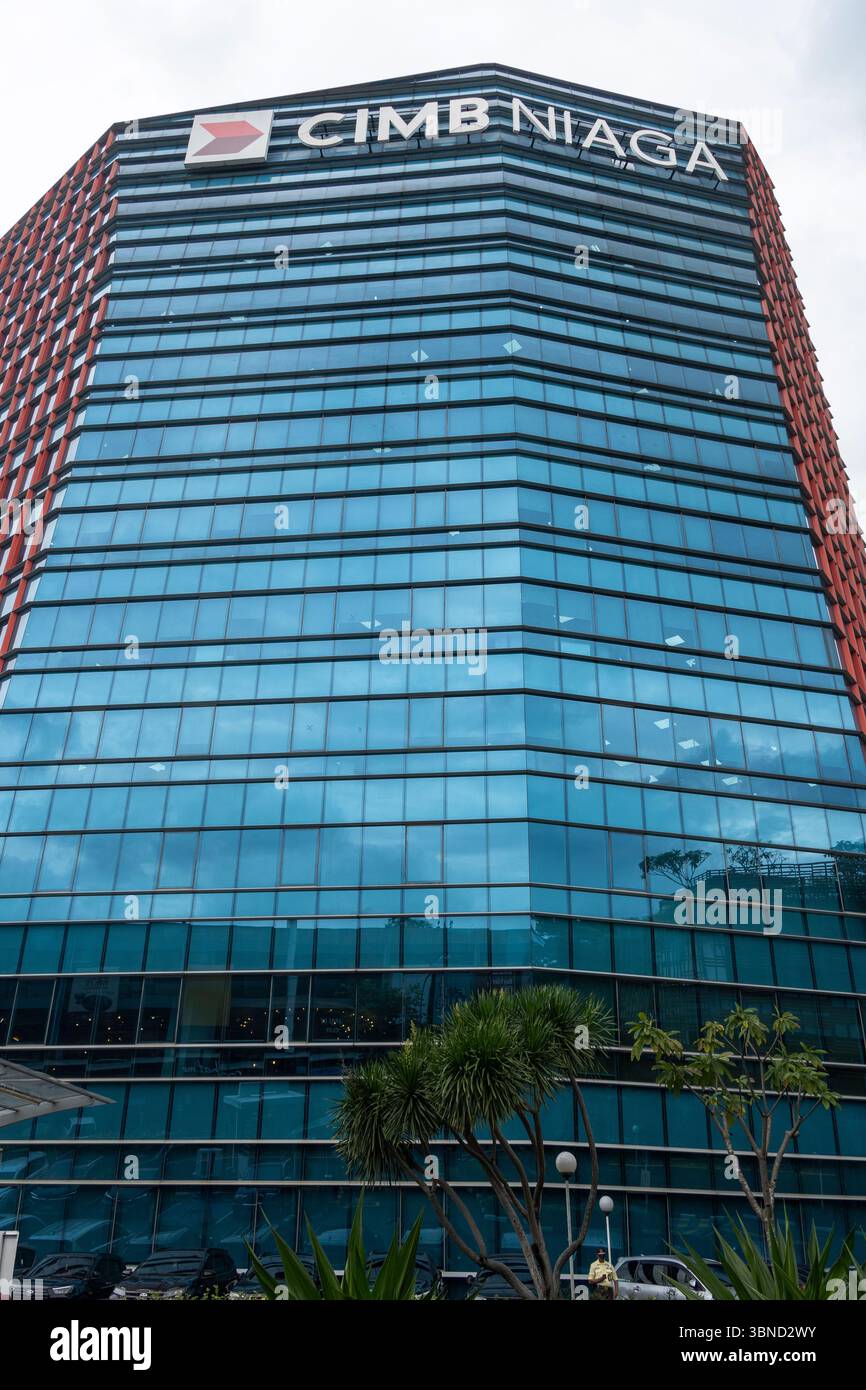 Jakarta, Indonésie - 30 janvier 2025 : CIMB Niaga Bank Building à Bintaro Jaya. Grand bâtiment avec un panneau bleu et rouge qui dit CIMB Niaga. Le Buildin Banque D'Images