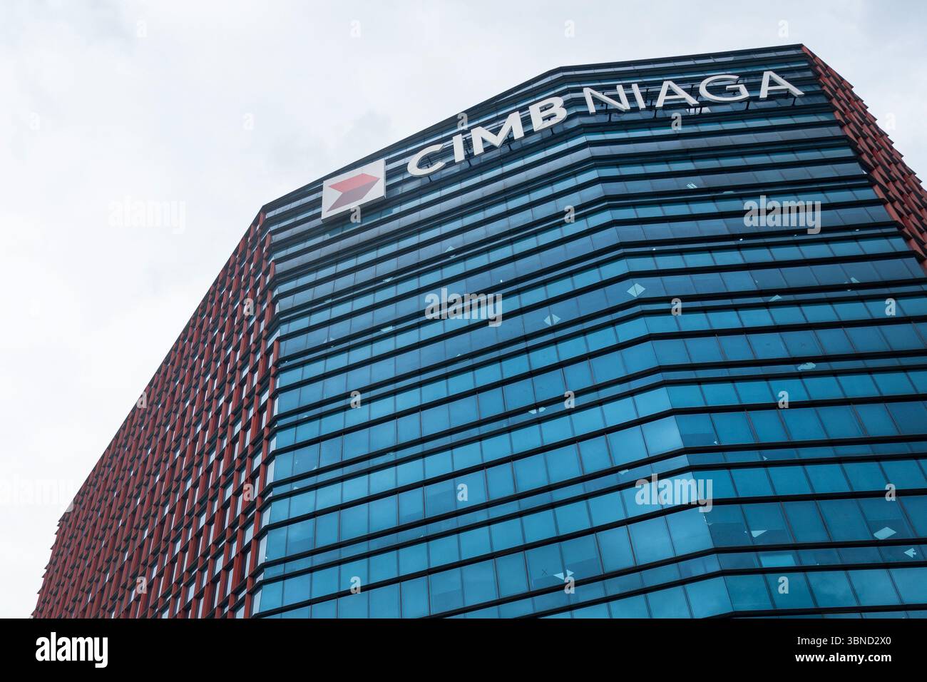 Jakarta, Indonésie - 30 janvier 2025 : CIMB Niaga Bank Building à Bintaro Jaya. Grand bâtiment avec un panneau bleu et rouge qui dit CIMB Niaga. Le Buildin Banque D'Images
