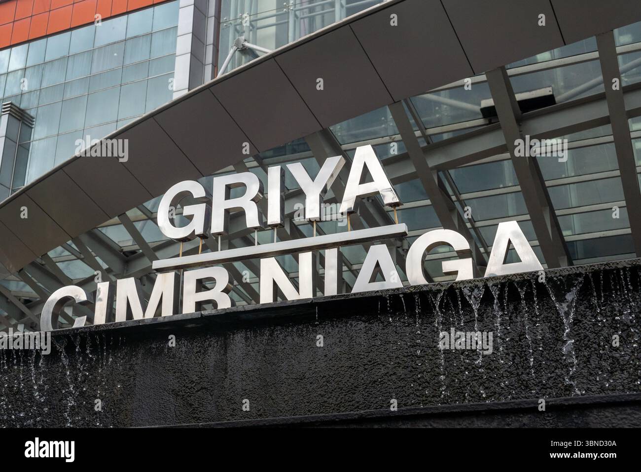 Jakarta, Indonésie - 30 janvier 2025 : CIMB Naga Bank à Bintaro Jaya. Grand panneau avec le mot Griya CIMB Niaga écrit dessus. Le panneau est sur un bâtiment Banque D'Images
