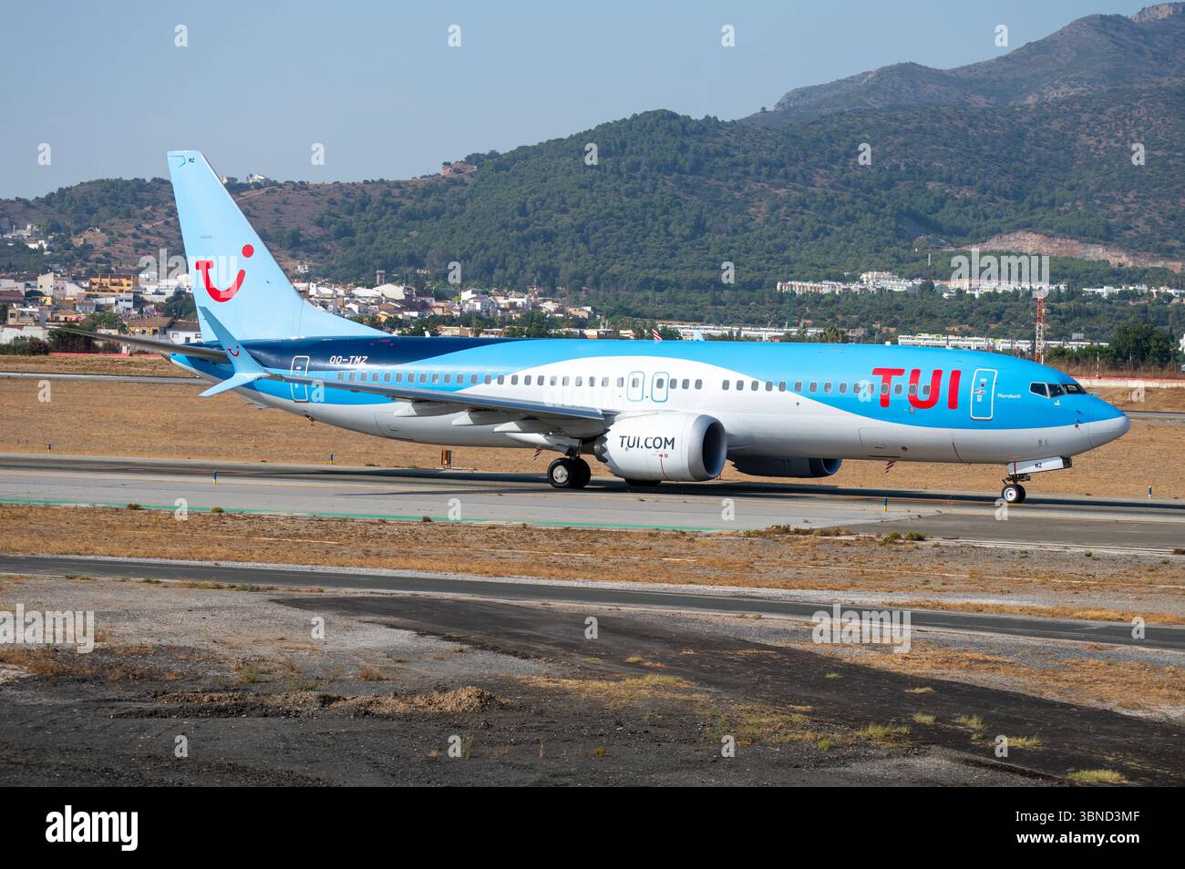 Avión de Línea moderno Boeing 737 8MAX de la aerlínea TUI Airlines Belgium en el aeropuerto de Málaga Costa del sol con matrícula OO-TMZ. Banque D'Images