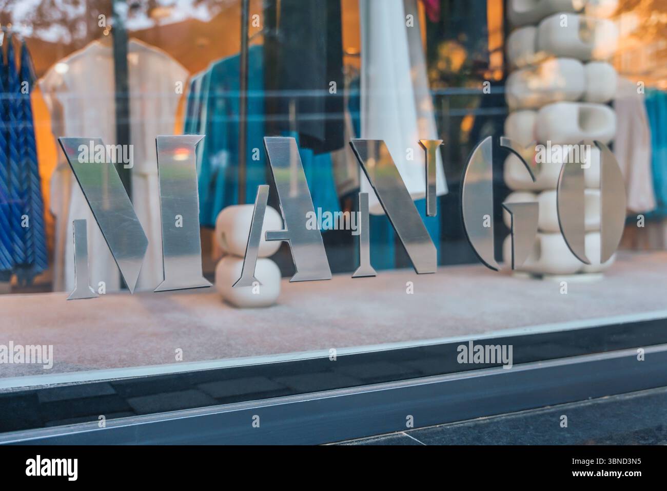 Almaty, Kazakhstan - 24 juin 2025 : logo de la marque Mango sur une vitrine. Vêtements tendance Banque D'Images