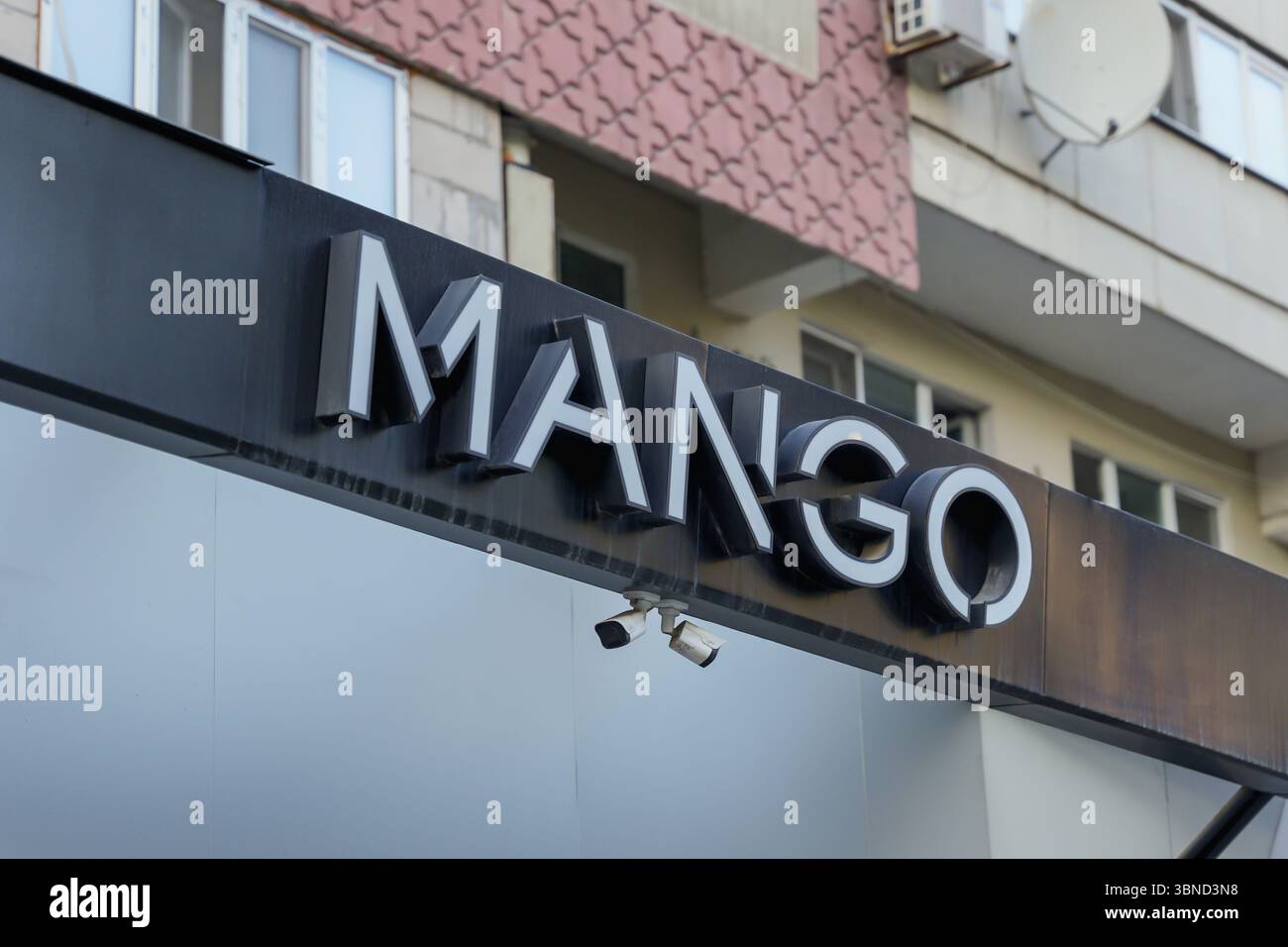 Almaty, Kazakhstan - 24 juin 2025 : logo de la marque Mango sur le magasin. Vêtements tendance Banque D'Images
