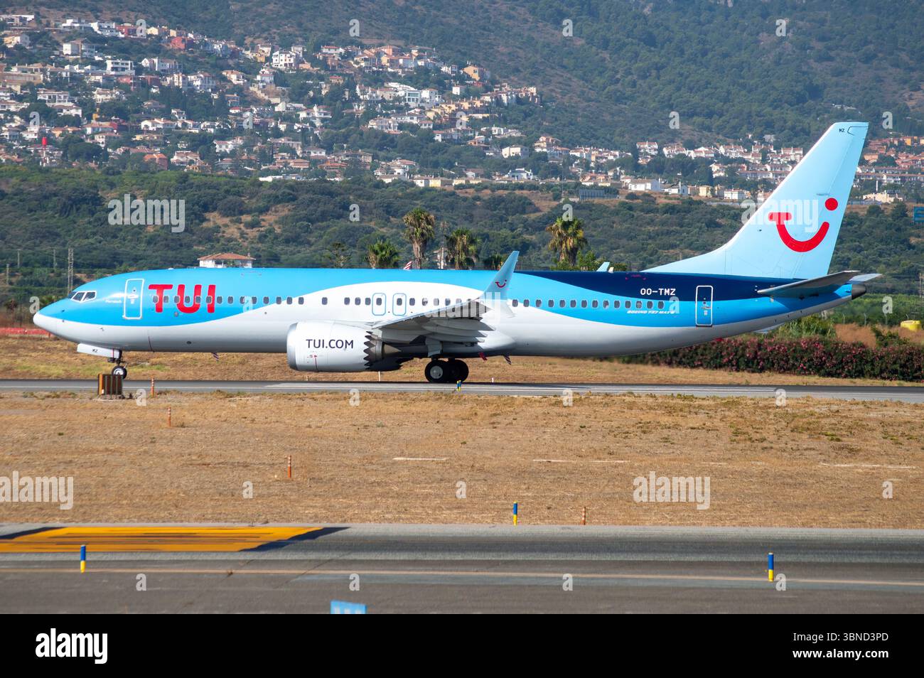 Avión de Línea moderno Boeing 737 8MAX de la aerlínea TUI Airlines Belgium en el aeropuerto de Málaga Costa del sol con matrícula OO-TMZ. Banque D'Images