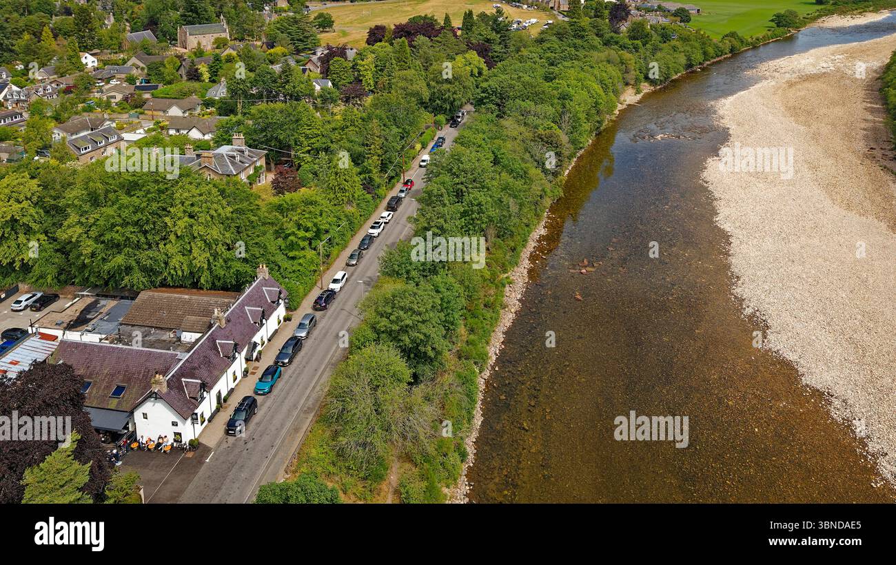 River Dee à Aboyne Aberdeenshire Écosse juin 2025 le bateau Inn et lit de la rivière avec chaque pierre visible en raison du bas niveau de l'eau Banque D'Images