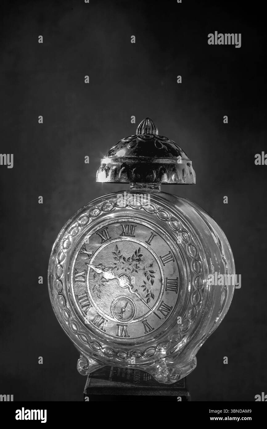 10 28 2005 Vintage Old Antique éteignez la bouteille en verre de maison de siècle de parfum Lokgram Kalyan Maharashtra Inde Asie. Banque D'Images