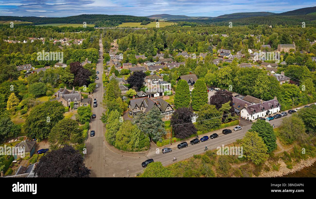 River Dee à Aboyne Aberdeenshire Écosse juin 2025 The Boat Inn on Charlestown Road et vue sur les maisons et les arbres de la ville Banque D'Images