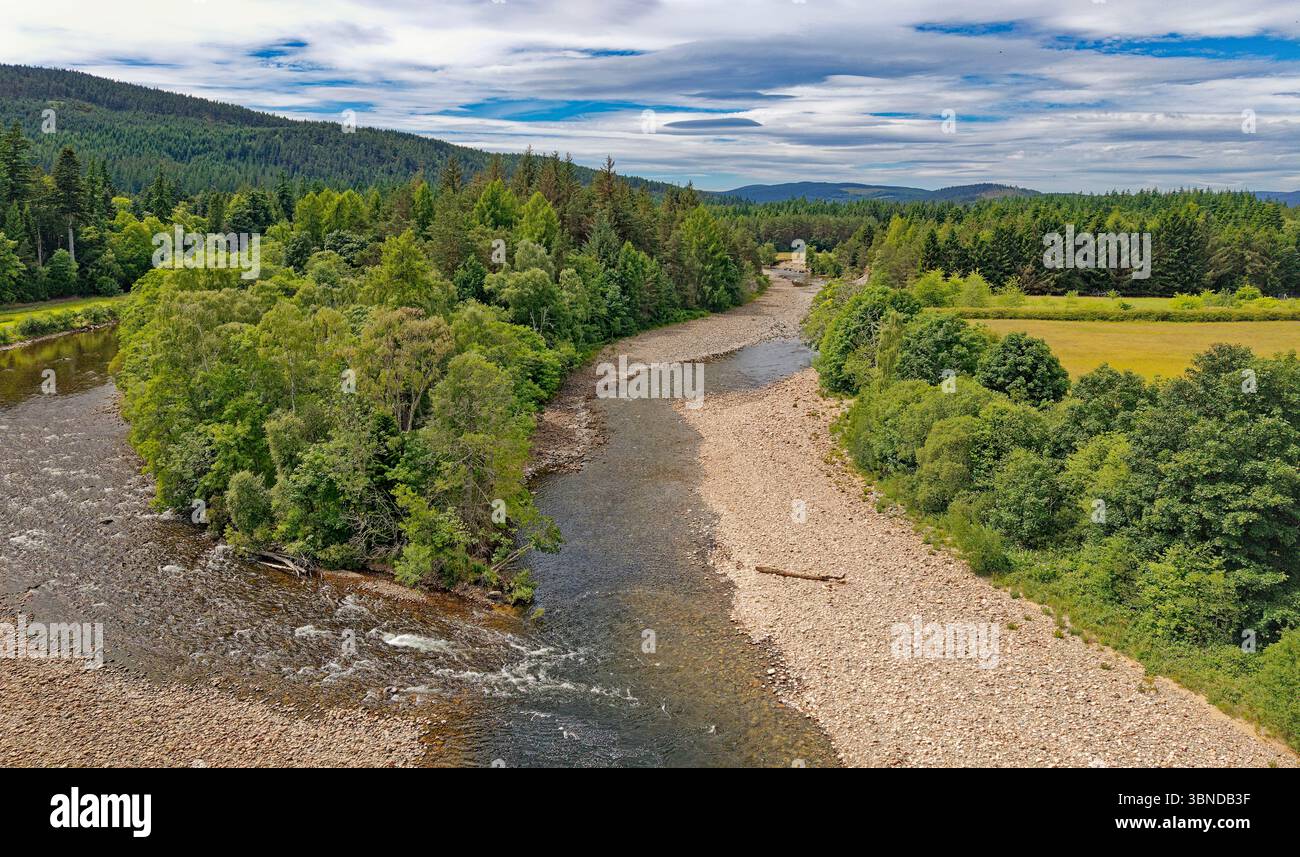 River Dee à Aboyne Aberdeenshire Écosse juin 2025 très bas niveau d'eau autour de l'île Banque D'Images