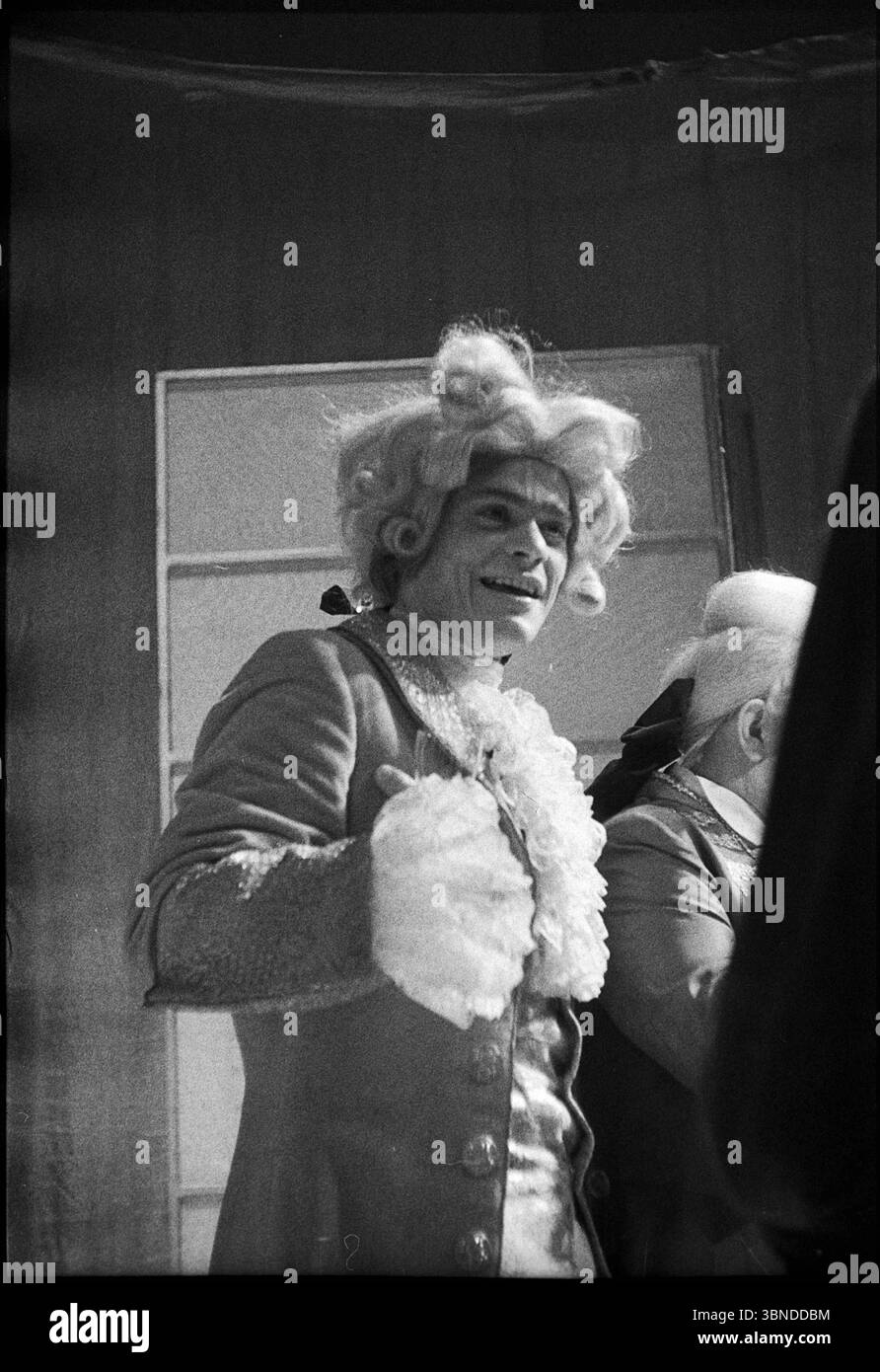 Sylvester Groth Sylvester Groth als Amadeus in der gleichnamigen Inszenierung von Piet Drescher am Staatsschauspiel Dresden. Première 1. März 1985 Dresde Schauspielhaus Dresde Sachsen DDR *** Sylvester Groth Sylvester Groth comme Amadeus dans la production du même nom par Piet Drescher au Staatsschauspiel Dresde première le 1er mars 1985 Dresde Schauspielhaus Dresde Saxe GDR Copyright : xRayxvanxZeschaux Banque D'Images