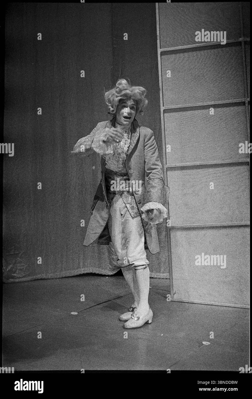 Sylvester Groth Sylvester Groth als Amadeus in der gleichnamigen Inszenierung von Piet Drescher. Première 1. März 1985 Dresde Schauspielhaus Dresde Sachsen DDR *** Sylvester Groth Sylvester Groth comme Amadeus dans la production du même nom par Piet Drescher première le 1er mars 1985 Dresde Schauspielhaus Dresde Saxe RDA Copyright : xRayxvanxZeschaux Banque D'Images