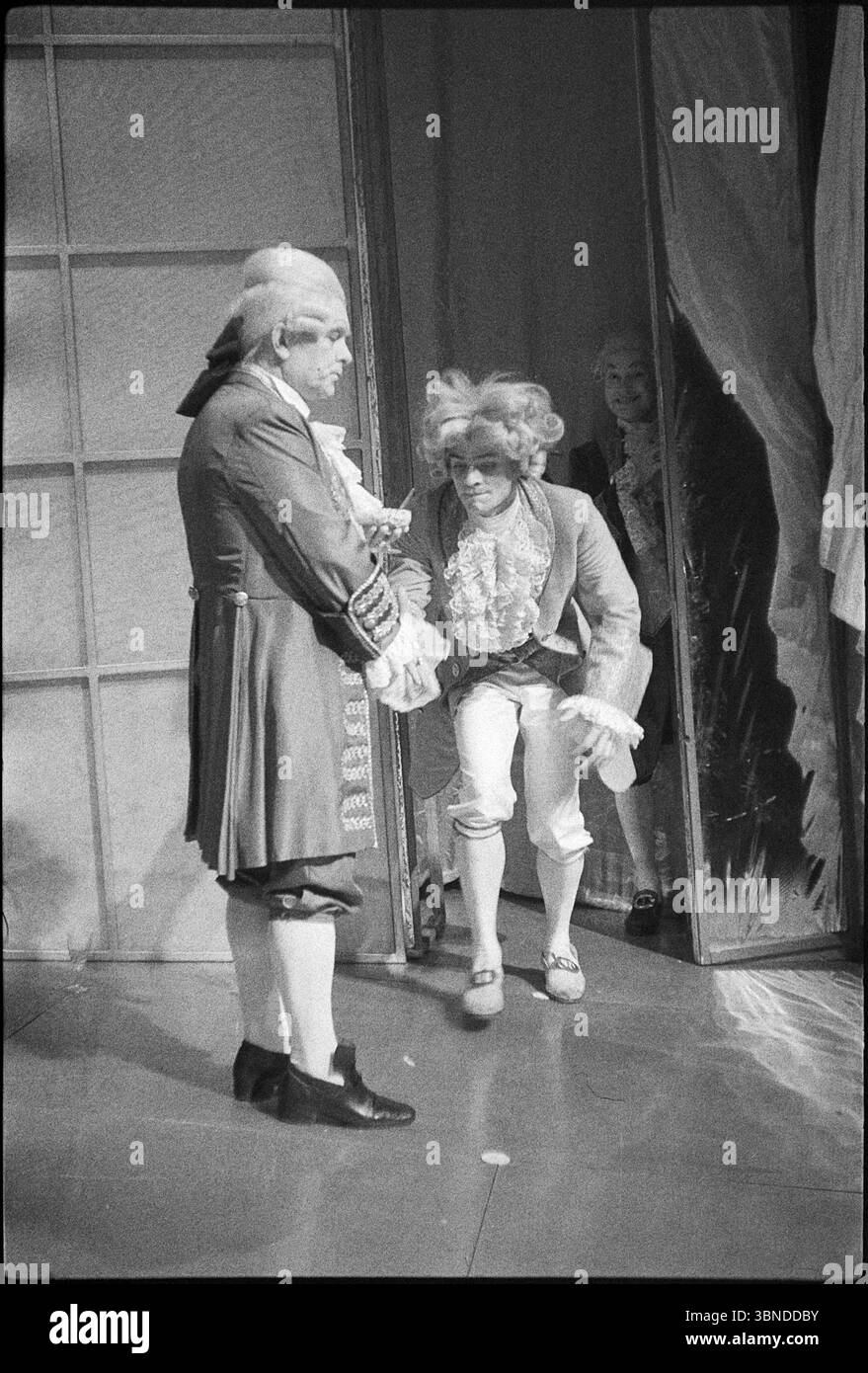 Amadeus Sylvester Groth als Amadeus Mitte in der gleichnamigen Inszenierung von Piet Drescher. Première 1. März 1985. Liens Gerhard Vogt als Graf Franz Orsini-Rosenberg, Direktor der Nationaloper und im Hintergrund Alfred Woronetzki als Graf JaohnnLilian von Strack, Kaiserlicher Kammerherr. Dresde Schauspielhaus Dresde Sachsen DDR *** Amadeus Sylvester Groth comme Amadeus centre dans la production du même nom par Piet Drescher première le 1er mars 1985 Gerhard Vogt comme comte Franz Orsini Rosenberg, directeur de l'Opéra national et dans le fond Alfred Woronetzki comme comte JaohnnLilian v Banque D'Images