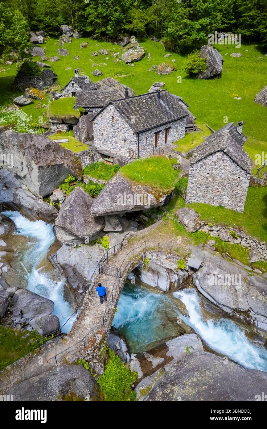 Vue aérienne du pâturage alpin du Puntid. Calnegia, Foroglio, Cevio, Val Bavona, Valle Maggia, canton du Tessin, Suisse. Banque D'Images