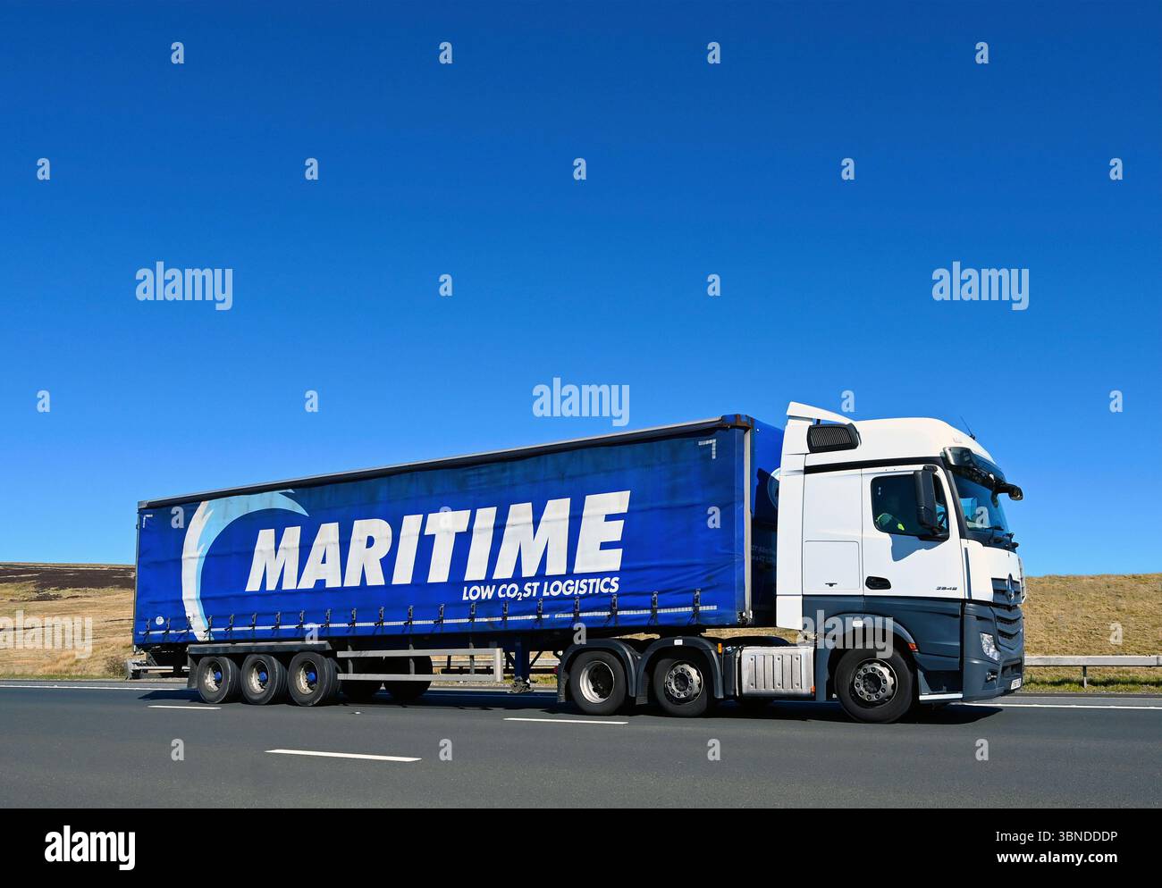 Maritime Logistics Limited HGV, voyageant à grande vitesse sur la chaussée de l'autoroute M6 en direction du sud, Shap, Cumbria, Angleterre, Royaume-Uni, Europe. Banque D'Images