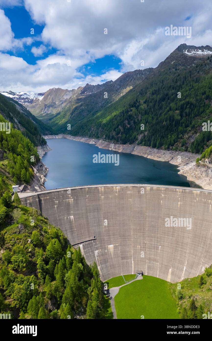 Vue aérienne le lac et le barrage de Sambuco. Fusio, Val Lavizzare, Valle Maggia, Canton Tessin, Suisse. Banque D'Images
