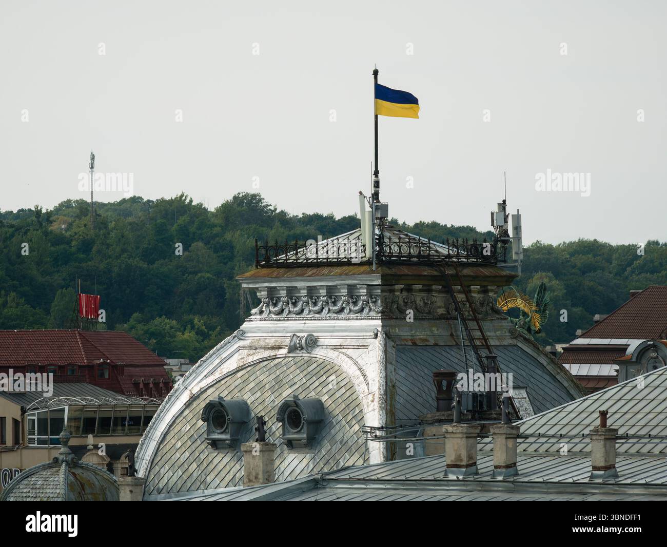 Le drapeau de l'Ukraine agite sur un mât monté sur le toit du Musée national Andrey Sheptytsky à Lviv Banque D'Images
